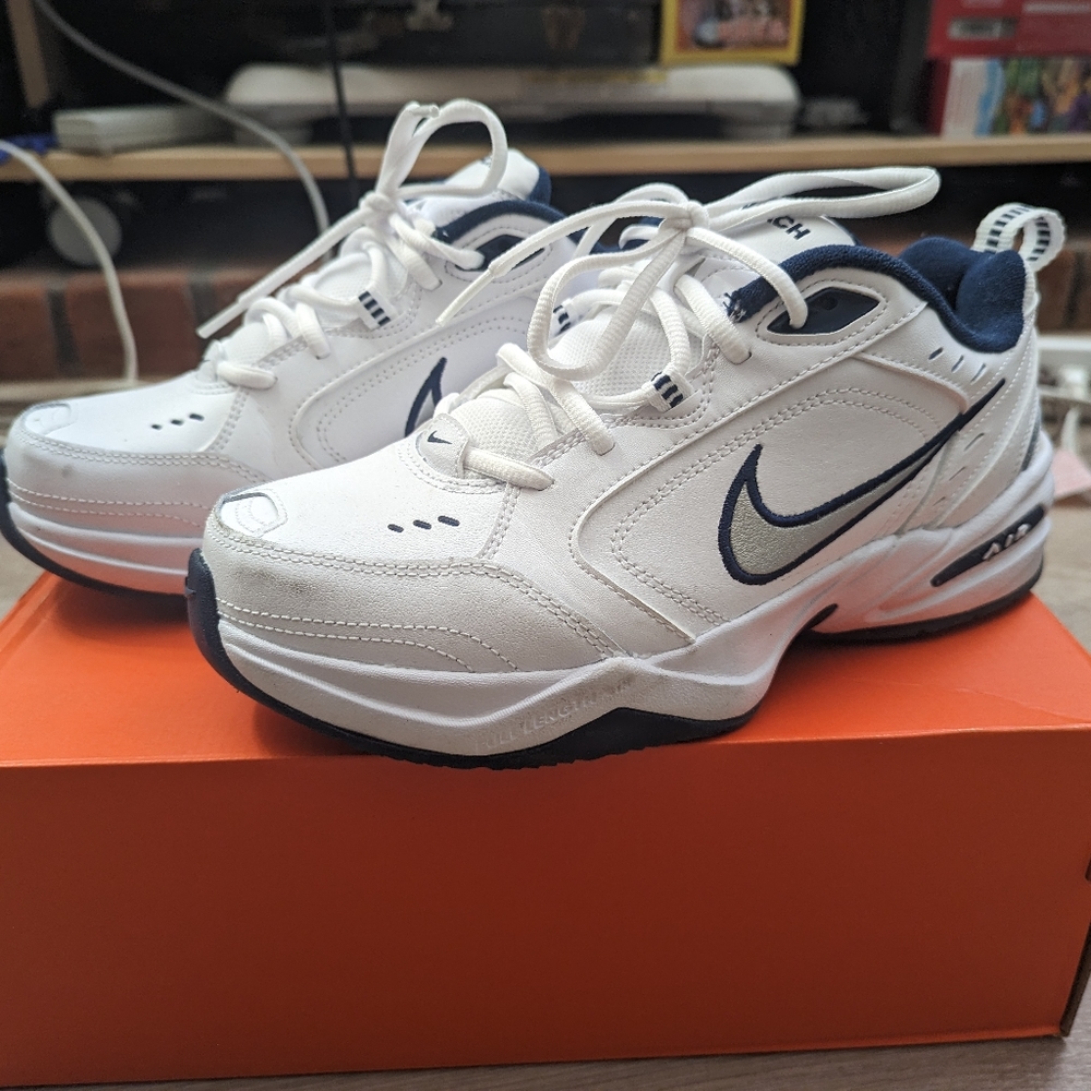 Nike Air Monarch IV (size 7 men's, 4E width)
